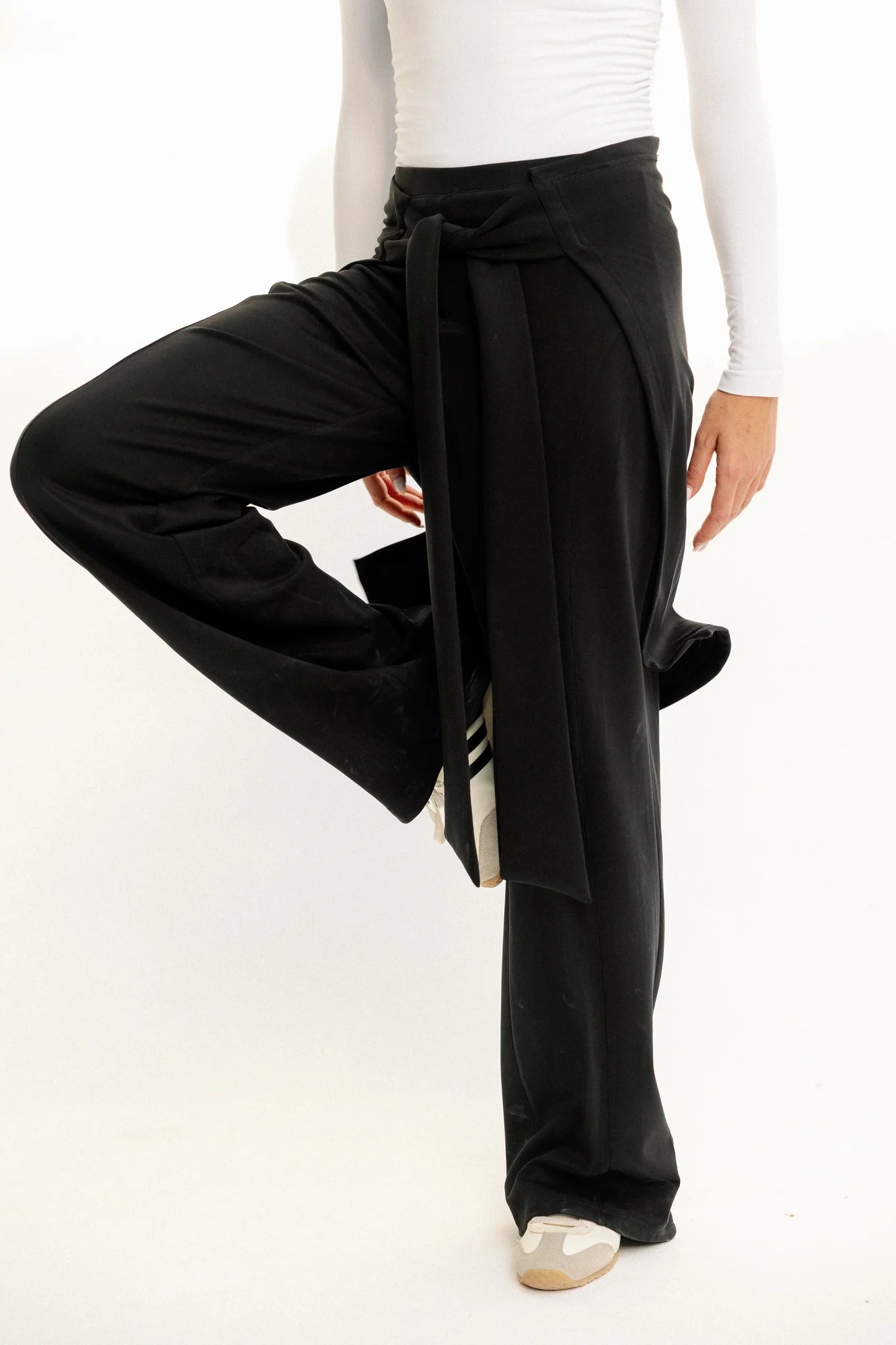 W25-P27 THE FLOW FORM PANTS - AED