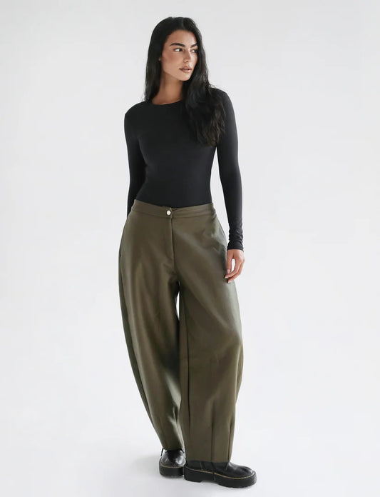 Essenial Balloon Leather Pants - Amalia
