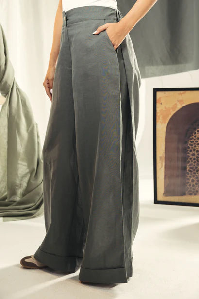 S26-P48 Wide leg pant with pleats - AED